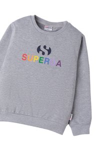 Felpa grigia con maniche lunghe e scollo rotondo. Presenta un logo "SUPERGA" multicolore sul davanti. Texture del tessuto morbido.