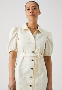 ONLY Petite ONLVIBBE BELT DRESS  - Dongerikjole - ecru