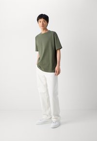 Lindbergh O NECK TEE OVERSIZE - Jednoduché tričko - olive