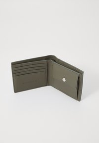 Portafoglio in pelle verde con più slot per carte, chiusura a scatto e logo impresso. L'interno presenta una texture liscia e scomparti per le carte.