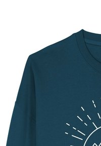 Donkerblauwgroene sweater met een ronde hals, met een centraal wit geometrisch ontwerp dat zonnestraal-elementen en een cirkel bevat.