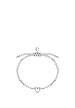 Pulsera de cordón ajustable de plata con un pequeño colgante abierto en forma de corazón en el centro y un colgante de mariposa cerca del cierre.