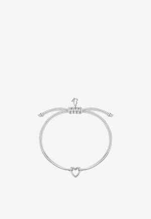 Silbernes verstellbares Kordelarmband mit kleinem offenem herzförmigem Anhänger in der Mitte und einem Schmetterlingsanhänger nahe dem Verschluss.