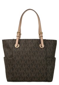 Borsa tote marrone realizzata in tessuto testurizzato, con un motivo a logo ripetuto, doppi manici superiori e dettagli in metallo color oro.