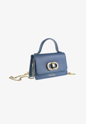 Borsa a tracolla in pelle blu con chiusura dorata, manico superiore e tracolla a catena. Presenta una finitura testurizzata e dettaglio con logo.