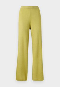 Pantaloni in maglia a coste gialla con vestibilità rilassata, gambe ampie e vita elastica. La texture appare morbida ed elastica.
