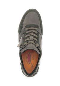 Graue und grüne Sneaker aus Wildleder und Mesh-Materialien, runde Zehenform, kontrastierende Nähte, Schnürung vorne und gepolsterter Kragen. Innensichtbares Branding.