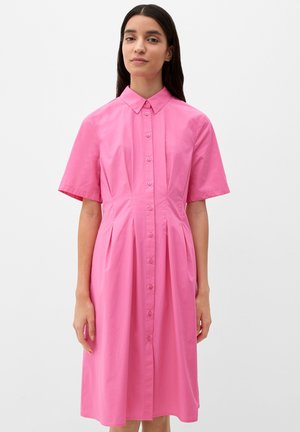 Rosa Kurzarmhemdkleid mit Knopfverschluss, Falten und Kragenauschnitt aus einem glatten, leichten Stoff.