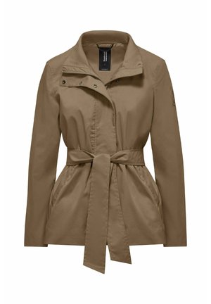 Jasnobrązowa damska kurtka z długimi rękawami, wysokim kołnierzem, przednimi zatrzaskami, suwakiem i dopasowanym materiałowym paskiem związanym w talii.