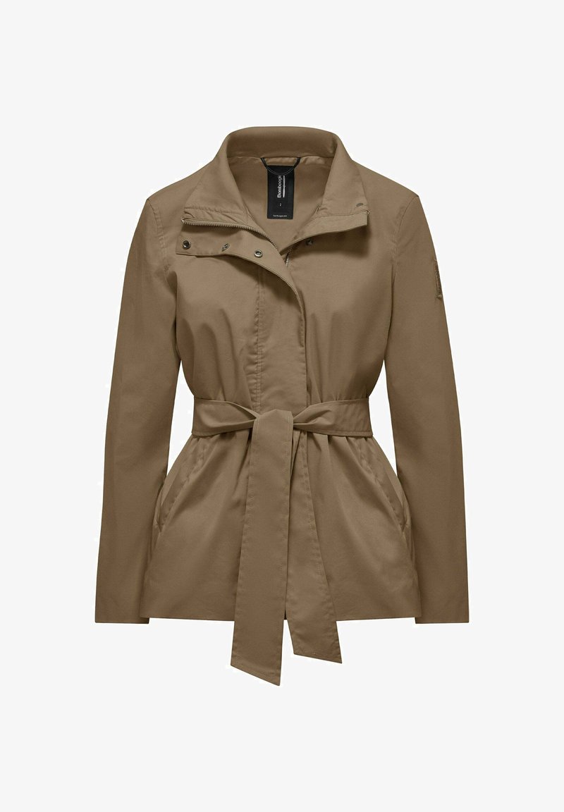 Giacca donna color marrone chiaro con maniche lunghe, collo alto, bottoni a pressione davanti, cerniera e cintura abbinata in tessuto annodata in vita.