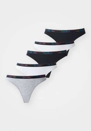 Tangas Calvin Klein em preto, branco e cinza; material de algodão suave; cada uma apresenta uma cintura elástica com marca e letras multicoloridas.