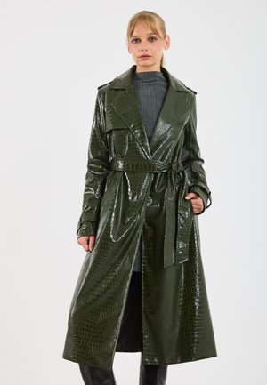 Manteau long, vert foncé, brillant, en texture crocodile, avec une taille ceinturée, de larges revers et un design à manches trois-quarts.