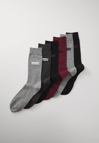 Sieben Paar Socken in Grau, Dunkelgrau, Burgunderrot, Schwarz und meliertem Grau. Jede Socke hat ein Levi's-Logo nahe dem Bündchen. Weiches Strickmaterial.