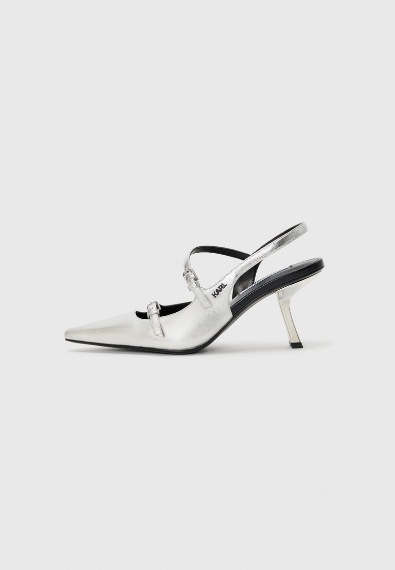 Sølv slingback hæler med spiss tå, med en jevn metallisk finish, en slank hæl og dekorative stroppdetaljer.
