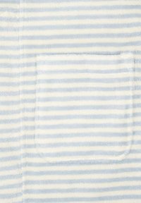 Hellblaue und weiße gestreifte Stoff mit einer weichen Textur. Verfügt über eine kleine aufgesetzte Tasche und sichtbare Nähte.