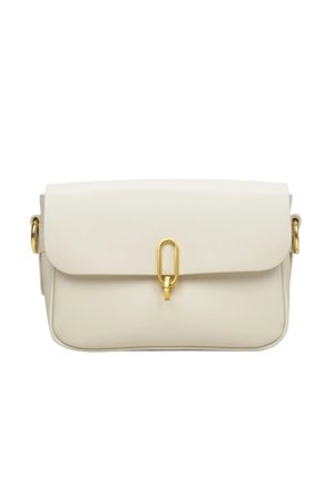 Biała skórzana torebka z klapką, złotymi detalami i minimalistycznym prostokątnym kształtem. Gładka tekstura bez wzorów.