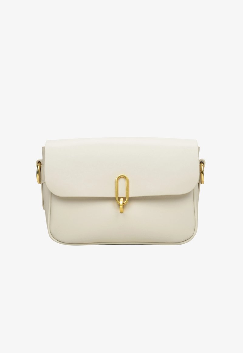 Bijela kožna torba s preklopom, zlatnim detaljima i minimalističkim pravokutnim oblikom. Glatka tekstura bez uzoraka.
