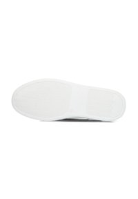 Weiße Sneaker-Sohle mit einer strukturierten GummOberfläche, die ein markantes Fischgrätmuster und glatte, abgerundete Kanten aufweist.