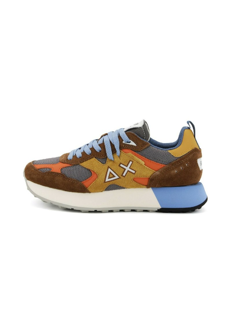 Sneaker z kombinacją szarej siateczki, brązowego i żółtego zamszu, pomarańczowymi akcentami, jasnoniebieskimi sznurowadłami oraz teksturowaną podeszwą.