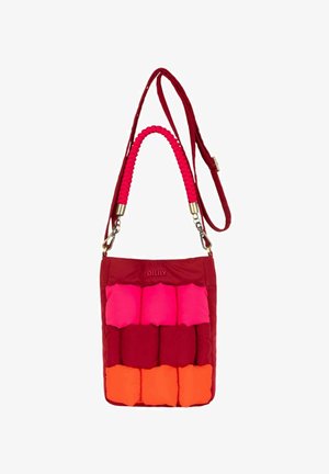 Rode, gewatteerde tas met een puffy ontwerp en roze en oranje segmenten. Verstelbare gevlochten schouderband en gouden hardware accenten.