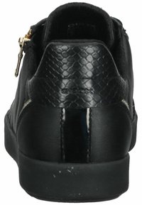 Baskets en cuir noir avec un motif texturé effet peau de serpent, fermeture éclair à l'arrière et un accent lisse et brillant sur le talon.