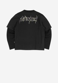 Fekete, réteges, hosszú ujjú póló stilizált lángbetűs grafikai logóval a hátsó felső részen.