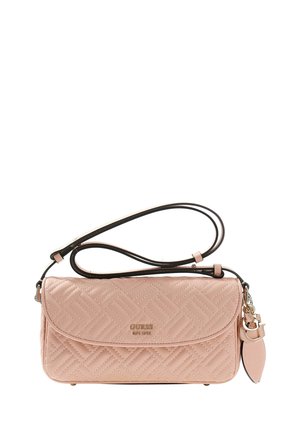 Sac bandoulière matelassé rose blush avec logo "GUESS" doré, sangle noire réglable et charm décoratif doré avec des initiales.
