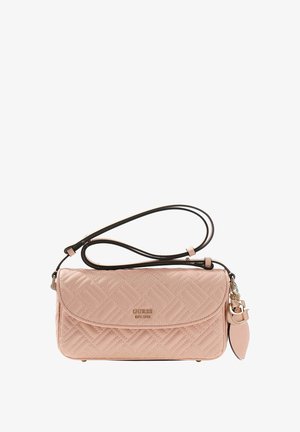 Sac bandoulière matelassé rose blush avec logo "GUESS" doré, sangle noire réglable et charm décoratif doré avec des initiales.
