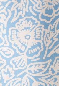 Lichtblauwe stof met een wit bloemen- en bladerenpatroon, met gedetailleerde bloemen en organische vormen. Soepele textuur met een consistent ontwerp.