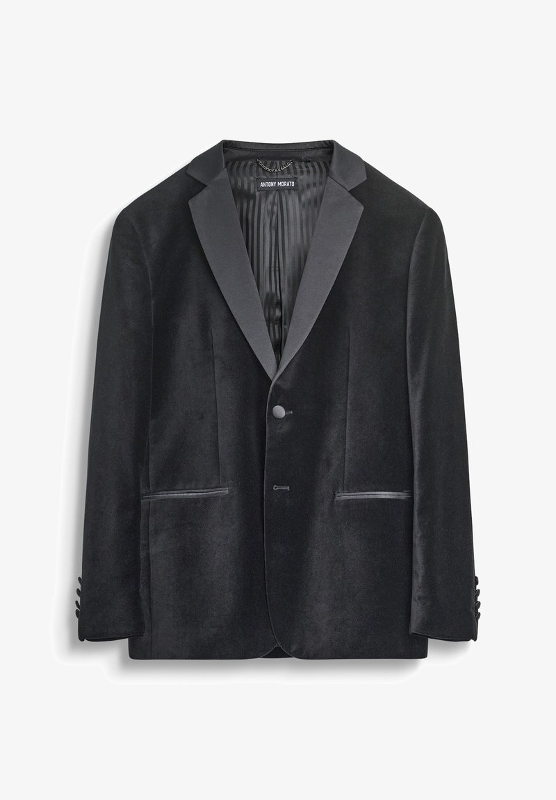 Blazer de terciopelo negro con solapas de satén, dos bolsillos frontales, cierre de un solo botón y forro texturizado. Detalles de botones en las mangas.