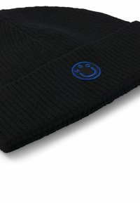 Zwarte gebreide beanie met ribbelstructuur, voorzien van een blauw geborduurd glimlachend gezicht logo op de voorkant.