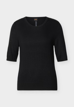 Top de punto negro de manga corta con cuello redondo y bajos acanalados, con una pequeña etiqueta naranja "BOSS" en la parte interior trasera del cuello.