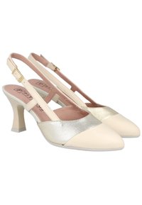 Zapatos de tacón tipo slingback en color beige y plateado metálico, con punta afilada, acentos texturizados, fina correa en el tobillo y tacón cuadrado de 7 cm.