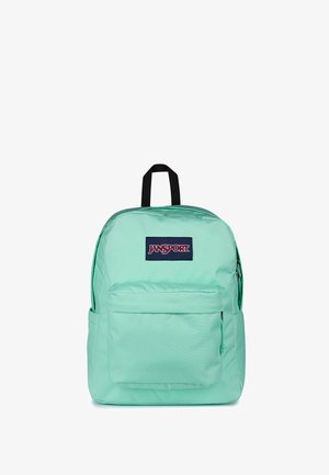 Mintgrøn JanSport rygsæk med en forflænge med lynlås, sort topgreb og JanSport logo patch på det øverste frontpanel.