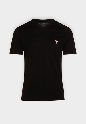 Černé tričko s krátkým rukávem a výstřihem do V, vyrobené z bavlny. Na levé straně hrudi má malé červené trojúhelníkové logo. Hladká textura.