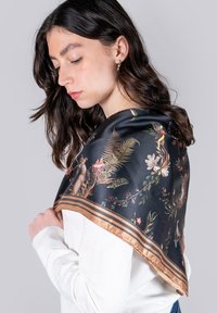 Schwarzer Seidenschal mit bunten Blumen- und Tierdrucken, umrandet mit einem satinbronzenen Rand und schwarzen Streifen. Leicht und mit glatter Textur.