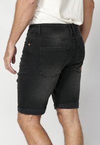 Koroshi BERMUDA COWBOY STRECTH REGULAR FIT  - Kratke hlače od trapera - denim black denim