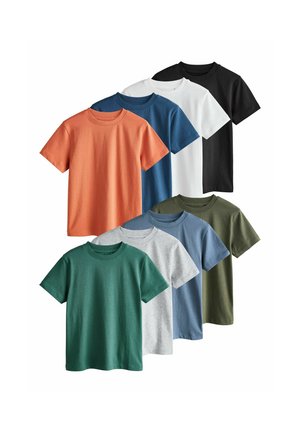 Sieben Crewneck-T-Shirts in verschiedenen Farben: Orange, Blau, Weiß, Schwarz, Grün, Grau und Marineblau; alle aus Baumwollstoff gefertigt.