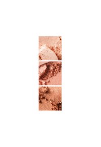 Poudre compacte avec une texture douce et mate, disponible en trois nuances de rose pêche, disposées en sections verticales montrant différents finis de poudre.