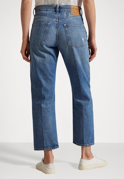 Ljust blå denimjeans med avslappnad passform och rak ben. Har en läderlogotyp på fickan, två bakfickor och subtila sömdetaljer.
