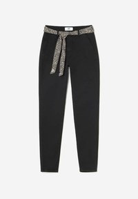 Pantalons noirs avec une coupe ajustée et des jambes fuselées. Équipés d'une ceinture à motif et de poches avant. Fabriqués dans un tissu doux.