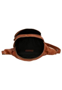 Brun läderväska med två blixtlåsfack. Inuti är det svart tyg. Har en slät yta och justerbar rem. Minimal branding finns.