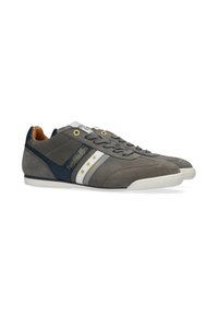 Sneaker grigie in suede e mesh presentano un design bianco e blu con dettagli in oro a forma di stella, lacci piatti e una suola in gomma bianca.