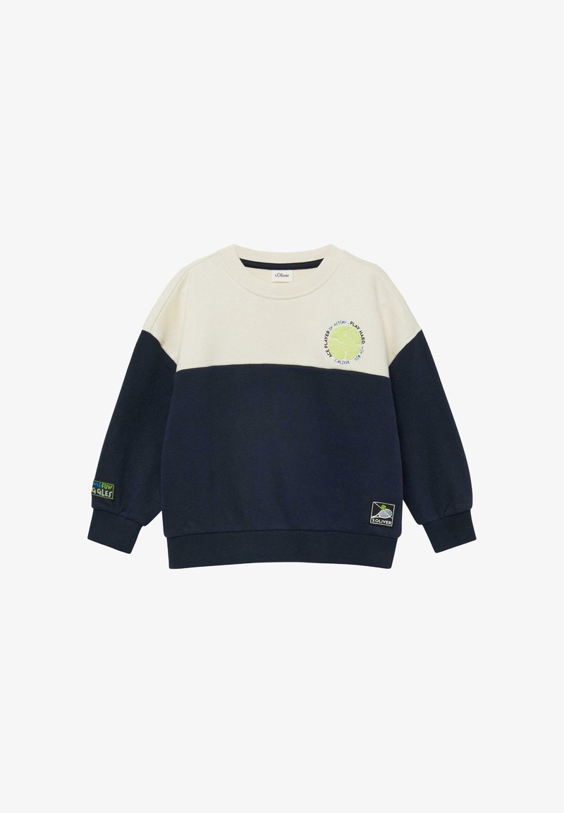 Sweat-shirt pour enfants avec le haut crème, le bas marine, un motif de balle de tennis ronde sur la poitrine, et des écussons de marque sur la manche et l'ourlet.