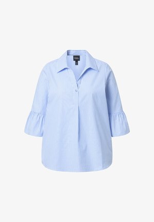 Lichtblauw-witte blouse met verticale strepen, half uitgespreide mouwen, een kraag en een gedeeltelijke knoopsluiting aan de voorkant.