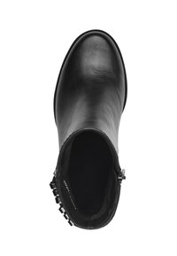 Stivaletto in pelle nera con finitura liscia, punta rotonda, chiusura con zip e dettagli decorativi in metallo lungo la caviglia.