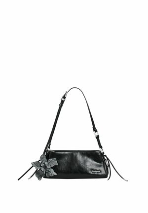 Čierna obdĺžniková kožená kabelka cez rameno s nastaviteľným popruhom, kvetinovým detailom na jednej strane a malým logom "Desigual" na prednej strane.