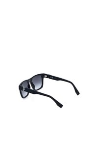 Lunettes de soleil rectangulaires noires avec des verres teintés foncés et des branches texturées présentées sur un fond blanc.