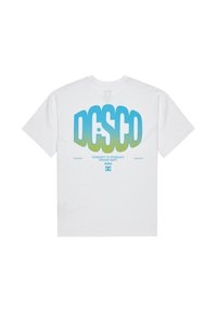 Weißes Baumwoll-T-Shirt mit großem blauen und grünen Farbverlauf-"DC"-Logo auf der Rückseite, darunter der Text "CONCEPT TO PRODUCT". Kurze Ärmel.