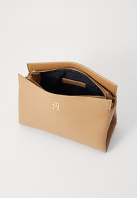 Tommy Hilfiger LEGACY MINI  - Taška s příčným popruhem - khaki